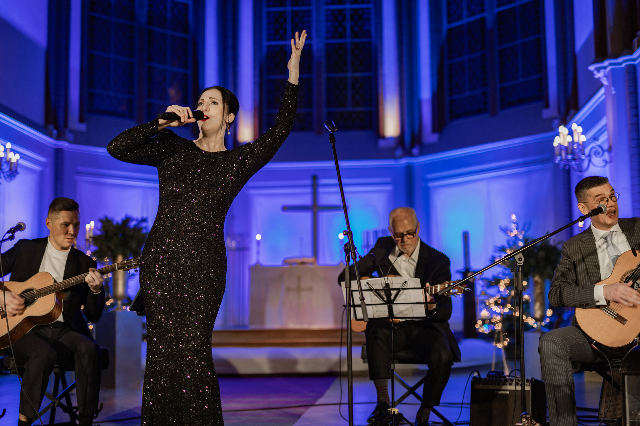 Akustisko ģitāru trio “AG 3’o” un dziedātāja Aija Vītoliņa aicina  uz Ziemassvētku koncertiem “Kā circenītis aizkrāsnē…”